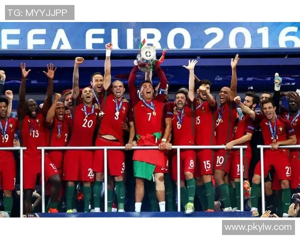 与足球传奇合影留念，见证瞬间荣耀与梦想的交汇时刻