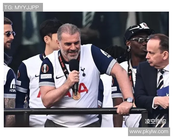 当红足球巨星化身白发老人展现别样风采引发球迷热议