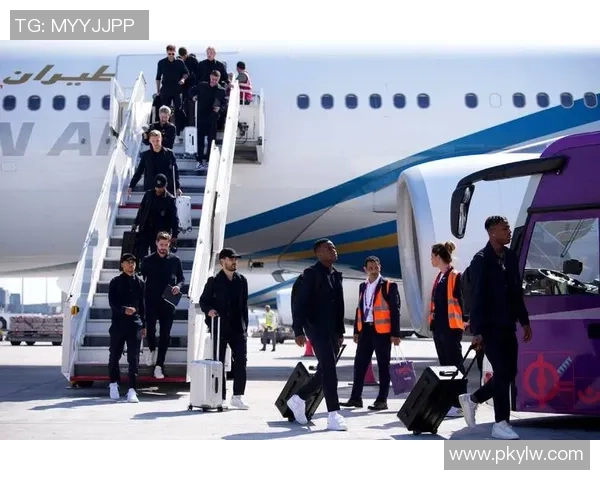 穿上便装的足球明星街头风采高清大图展示各大球员休闲时尚魅力